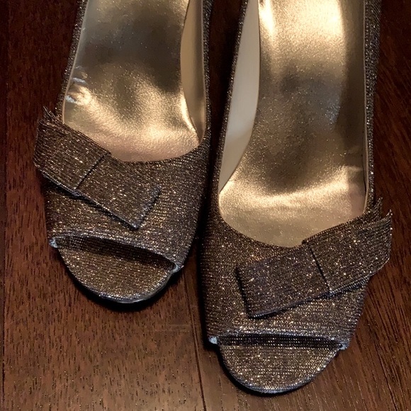 Stuart Weitzman, 🥂Shimmering, Sparkly Heels w/ Bow Ties, 9.5 - Picture 6 of 7